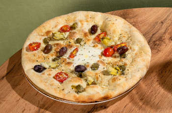 Фокачча с артишоками, лечино и каперсами