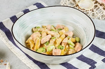 Пенне с лососем