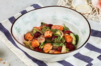 Салат с лососем и виноградом