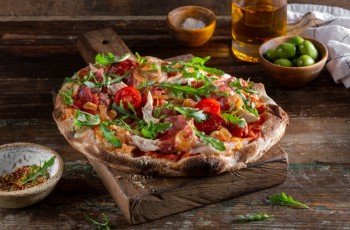 Пиццетта мясная с луком Бальзамик подарок
